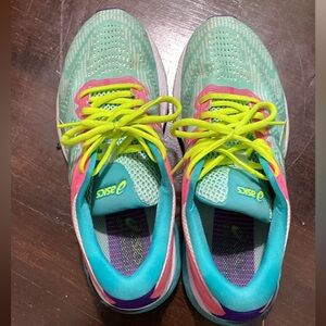 ASICS tennis shoes in excellent condition! Only worn a handful of time!